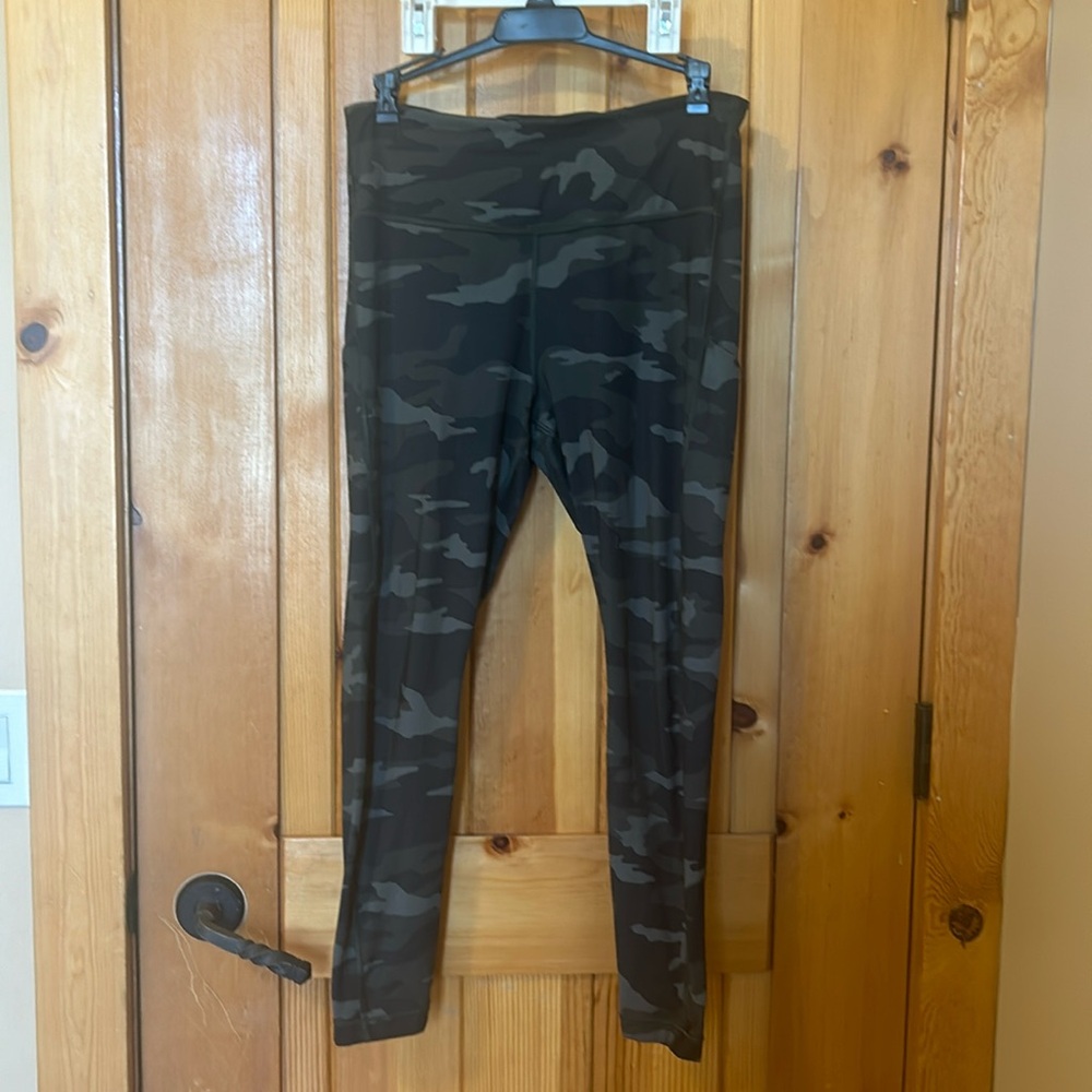 ATHLETA Ultimate Camo 7/8 tight - Size M. Has pockets 💚🖤💚🖤